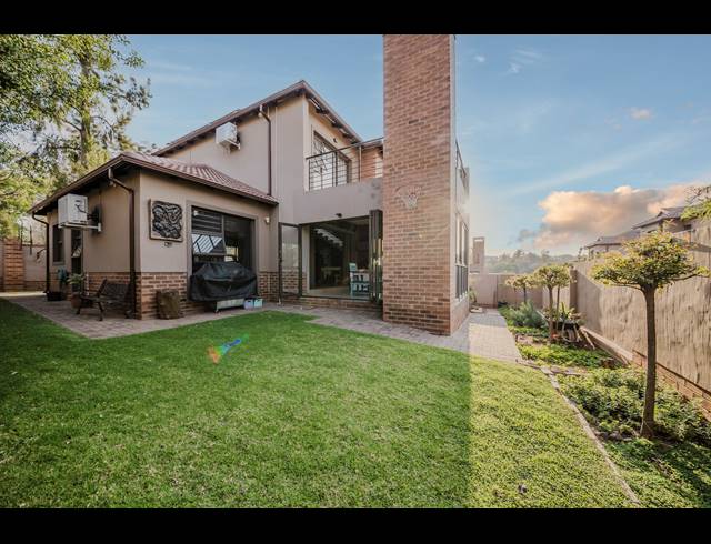 3 BEDROOM TOWNHOUSE FOR SALE IN RUIMSIG COUNTRY ESTATE